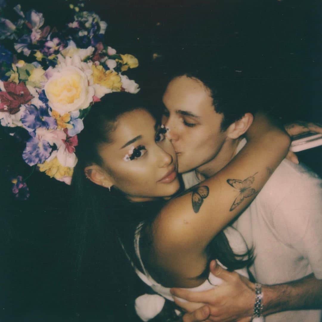 Vogueさんのインスタグラム写真 - (VogueInstagram)「This weekend, @ArianaGrande turned 27 and threw herself a birthday party inspired by a flower-filled cult horror film. Essentially, the bar has officially been raised for how to nail themed parties. Tap the link in our bio for details. #regram @arianagrande」6月29日 4時45分 - voguemagazine
