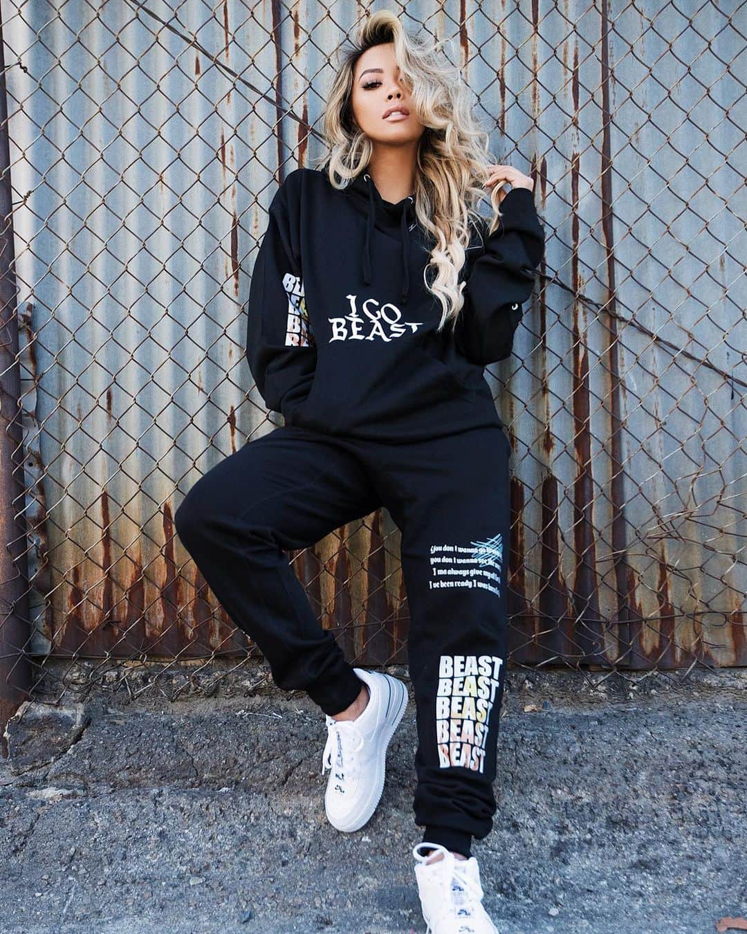 リアン Vのインスタグラム：「Lounging in my “I Go BEAST” sweat suit set 😍 With the 3M reflective mask to match🔥 (Swipe left)  Order yours ➡️ @shoplianev」