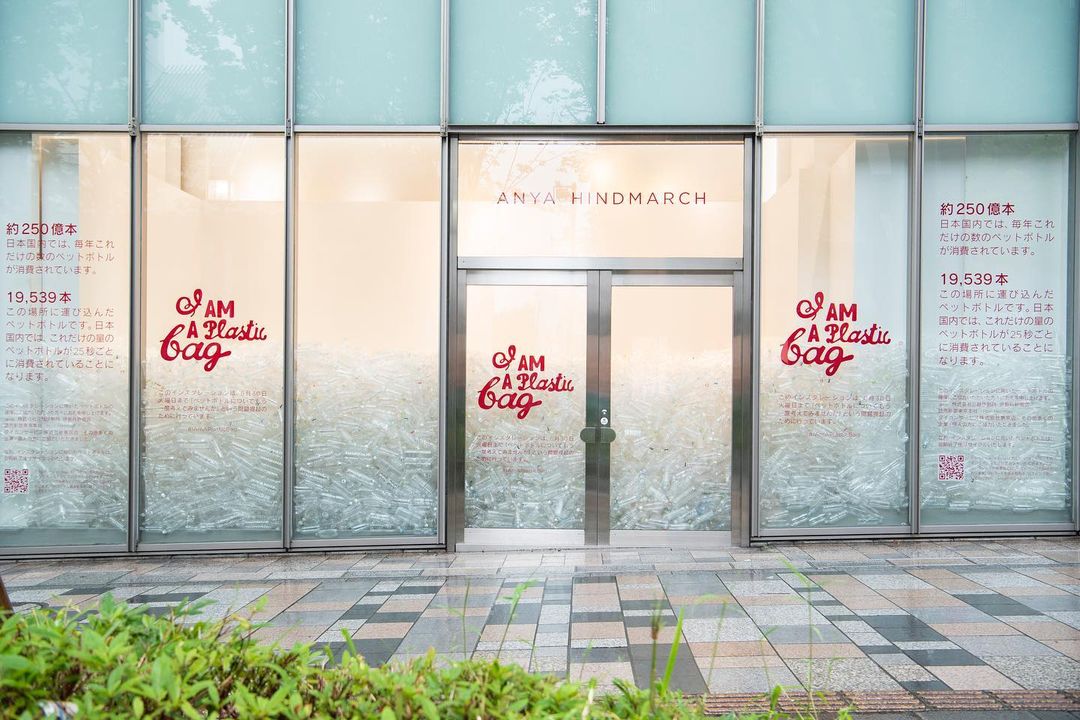 のインスタグラム：「The #IAmAPlasticBag pop-up in Tokyo is ending on 30th June 🇯🇵 Don’t forget to stop by if you can at Omotesando Hills (4-12-10 Jingumae, Shibuya, 150-0001). The store is filled with 19,539 used plastic bottles, 3 minutes of landfill in Japan. #AnyaHindmarch」
