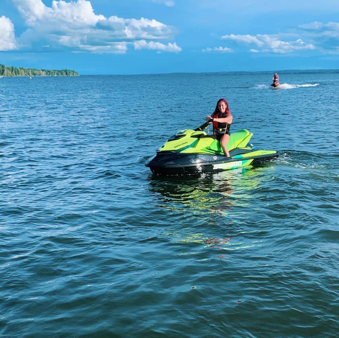 ケイトリン・オズモンドさんのインスタグラム写真 - (ケイトリン・オズモンドInstagram)「Sometimes I like going fast and making waves. • • #seadoo #waterplay #makingwaves #sunnydays #happygirl」6月29日 5時11分 - kaetkiss