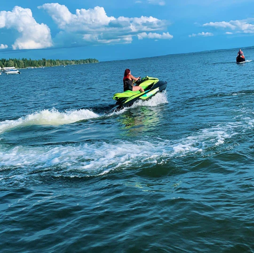 ケイトリン・オズモンドさんのインスタグラム写真 - (ケイトリン・オズモンドInstagram)「Sometimes I like going fast and making waves. • • #seadoo #waterplay #makingwaves #sunnydays #happygirl」6月29日 5時11分 - kaetkiss