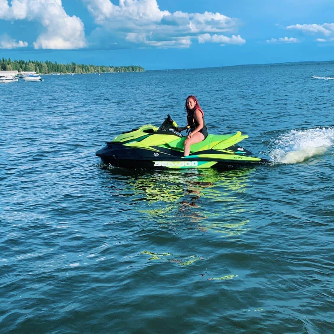 ケイトリン・オズモンドさんのインスタグラム写真 - (ケイトリン・オズモンドInstagram)「Sometimes I like going fast and making waves. • • #seadoo #waterplay #makingwaves #sunnydays #happygirl」6月29日 5時11分 - kaetkiss