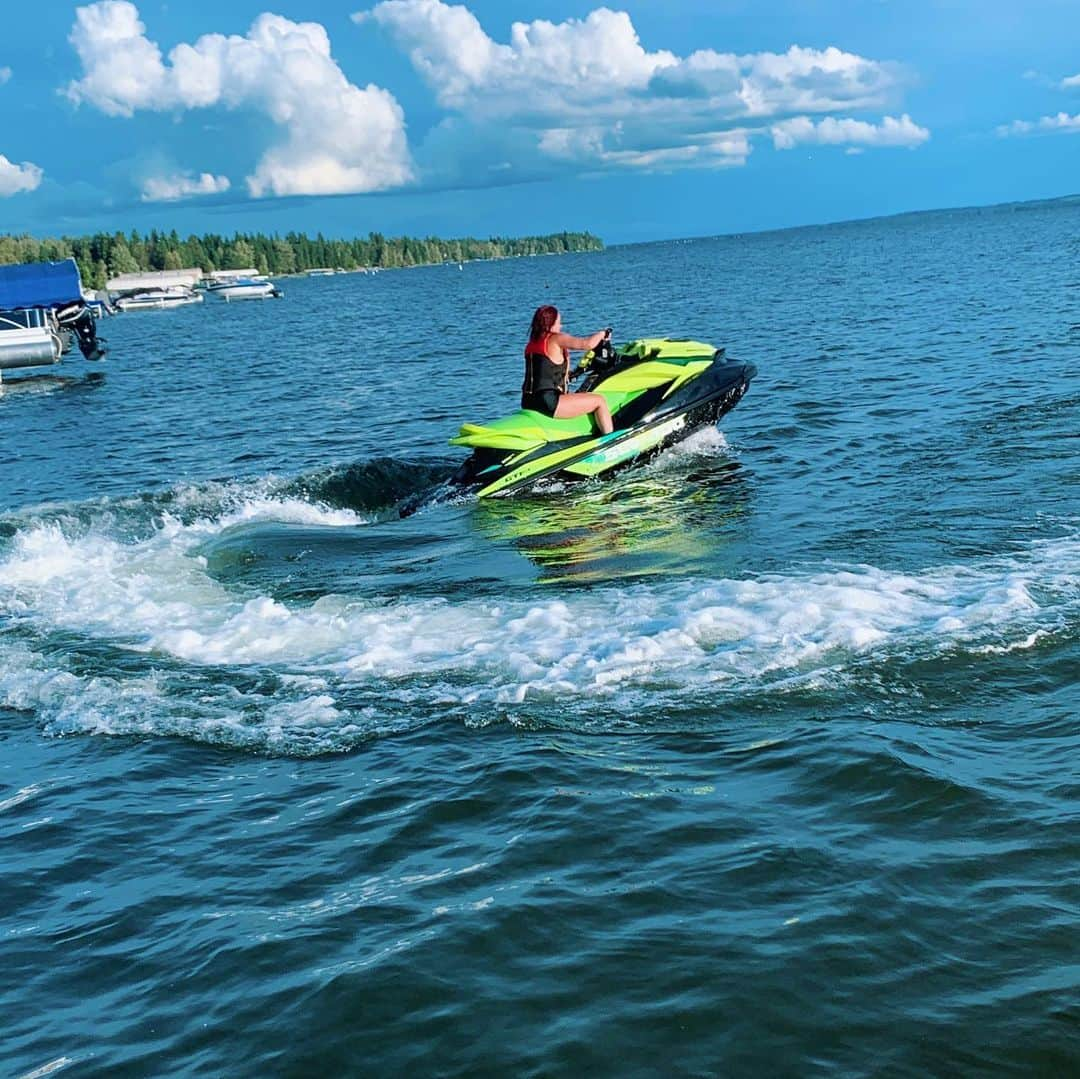 ケイトリン・オズモンドさんのインスタグラム写真 - (ケイトリン・オズモンドInstagram)「Sometimes I like going fast and making waves. • • #seadoo #waterplay #makingwaves #sunnydays #happygirl」6月29日 5時11分 - kaetkiss