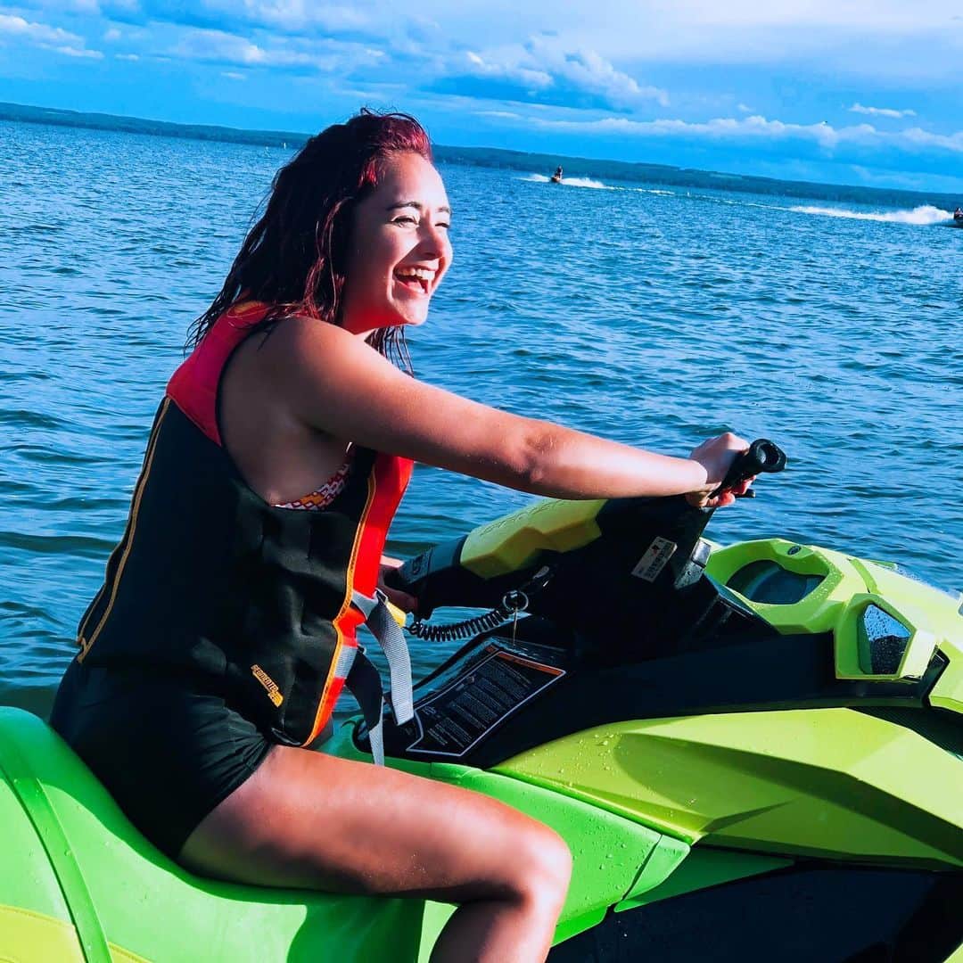 ケイトリン・オズモンドのインスタグラム：「Sometimes I like going fast and making waves. • • #seadoo #waterplay #makingwaves #sunnydays #happygirl」