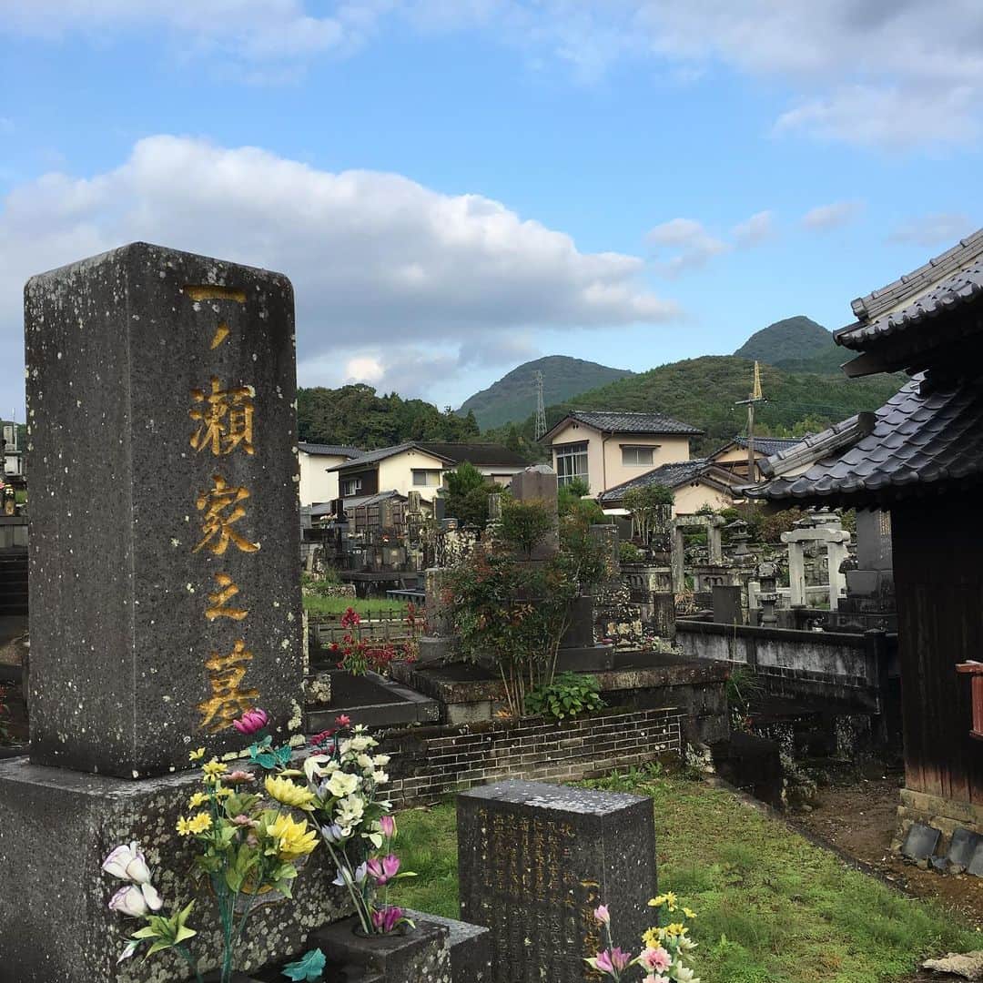 丸山ゴンザレスのインスタグラム：「どうでも良くない旅の思い出。憧れの人に会うため武雄まで行った。カンボジアで『地雷を踏んだらサヨウナラ』を手にしてから何度も読んだ。」