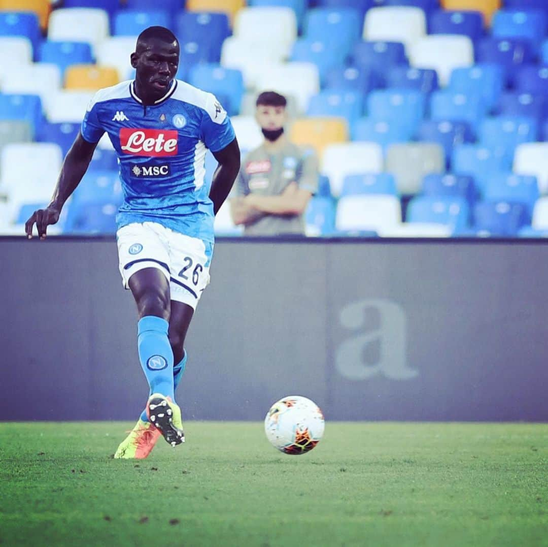 カリドゥ・クリバリさんのインスタグラム写真 - (カリドゥ・クリバリInstagram)「Good job 🙌🏿 #NapoliSpal 3-1 @seriea ⚽️ #KK #blacklivesmatter」6月29日 5時14分 - kkoulibaly26