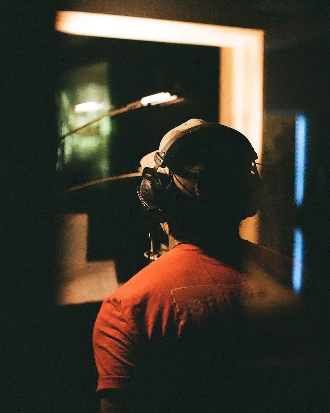 A.J.のインスタグラム：「Happy Sunday all. Working on new magic. Can’t wait for the world to finally hear what I got cooking. 📸: @keilenphotography」