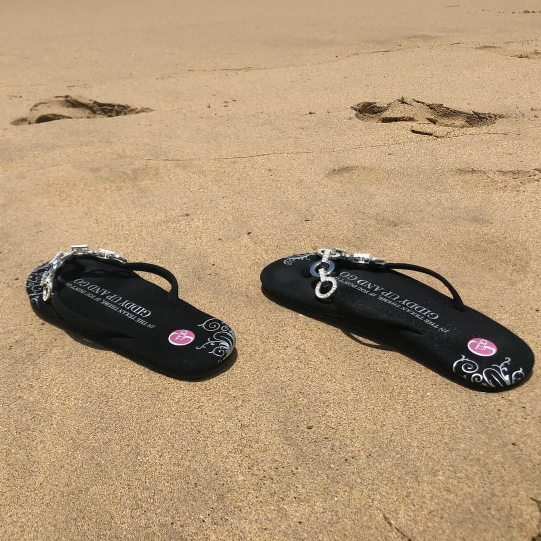 ガールトゥードアーズダウンさんのインスタグラム写真 - (ガールトゥードアーズダウンInstagram)「The Sun is out & it’s time to hit the beach today 🏝👣🥂🍾 #beachlife #blackfipflops #blingflipflops #sunnyday #sandbeach #enjoylife」6月29日 5時22分 - gtddshoes