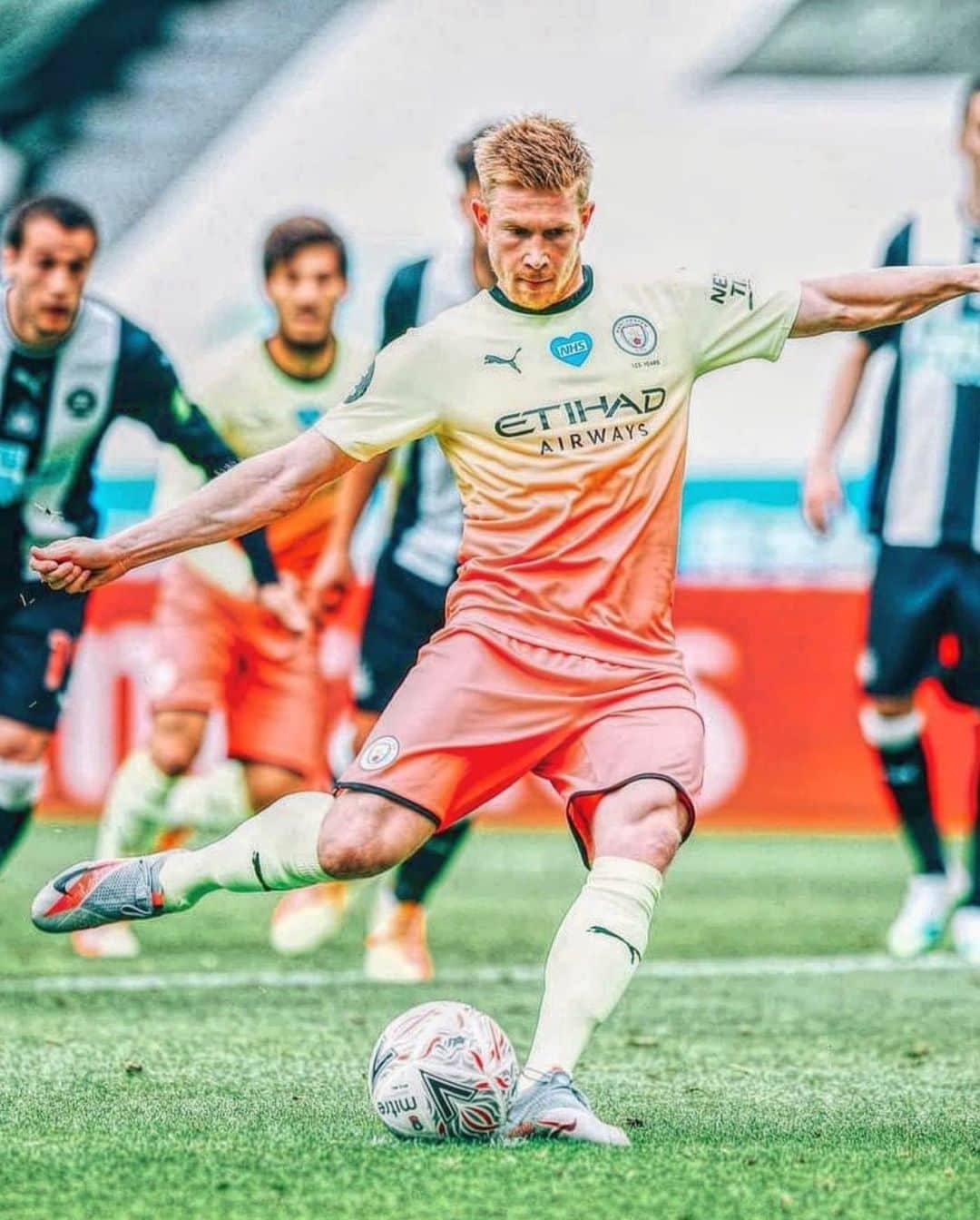 ケヴィン・デ・ブライネのインスタグラム：「Good win today boys. Thank you all for the birthday wishes . We keep going and growing」