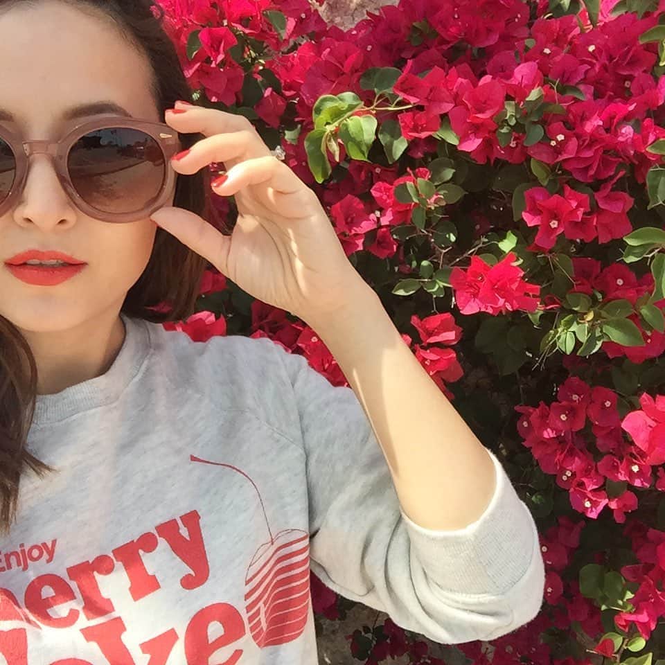 フリーディアのインスタグラム：「The days of red lips, red nails and being out and about ❤️ I’ve been mainly in PJ’s with no makeup 😂 oh 2020!  赤い口紅に赤ネイル、外に出かける日が恋しい〜最近の私はパジャマでノーメイク。2020年は思っていた年と違った😭 #tbt #throwback #tothewayitwas #sunnydays #summer #longago #redlips #rednails #flowers #losangeles #california #friediamn」