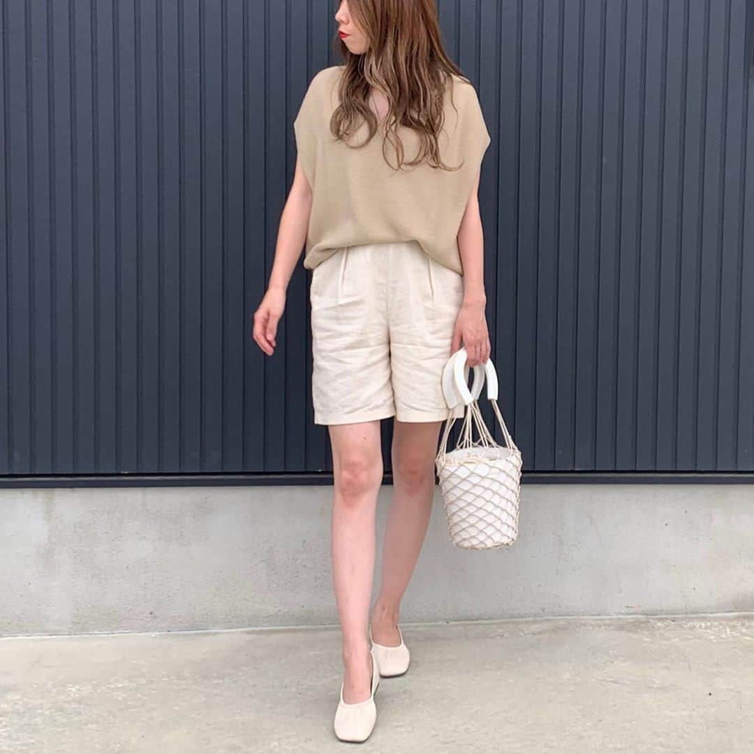 ryuu79hinaのインスタグラム：「#ootd …🧸 ・ ・ gm〜☀️ 朝が1番元気←おばあちゃんww👵 ・ ・ UNIQLO×GUプチプラコーデ🧡 ベージュ×ホワイト １年中好きな色合わせ♡ ・ ・ UNIQLOの3DコットンコクーンＶネックセーター二の腕隠れて最高✌︎︎✌︎︎ ・ ・ ━━━━━━━━━━━━━━━ #uniqlou#gu#ユニクロ#uniqloコーデ#ジーユー#ジーユーコーデ#ootd_kob#mineby3mootd#コーデ記録#ママコーデ#シンプルコーデ#大人カジュアル#夏コーデ#プチプラコーデ #좋아요#좋아요환영#인스타그램#일상#일상스타그램#데일리그램#코디」