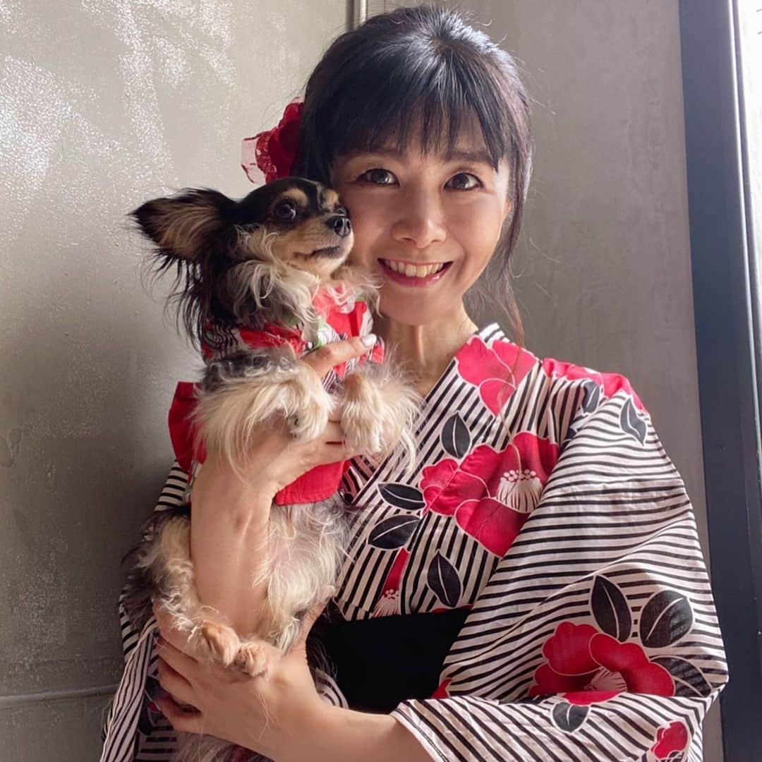 外村美姫さんのインスタグラム写真 - (外村美姫Instagram)「#ikiespresso でティファニーと浴衣デート。プロフィールから、楽天ROOMで浴衣の商品詳細が見られます。 選べる20柄から、椿柄をセレクト♪ゆかた・作り帯・下駄・カタログ・腰ひもの豪華浴衣5点セットだから、届いて直ぐに着られます。一人できられる着付けBOOKつき！見ながら着てみました！ . #オリジナル写真 #買ってよかった #ワンマイルウェア #楽ちんファッション #夏ファッション #浴衣 #レトロ #大人浴衣 #ゆかた #作り帯 #下駄 #腰ひも #浴衣セット #PR #浴衣コーデ #DITA #プチプラコーデ #プチプラ #外村美姫 #しまむら #しまむらパトロール #しまパト #しまむら購入品 #しまむらコーデ」6月29日 5時52分 - mikitonomura