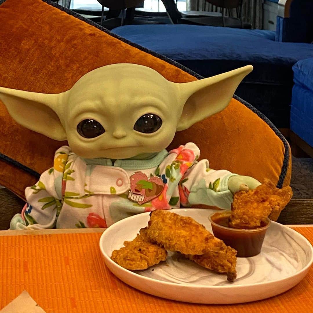 ホリー・マディソンさんのインスタグラム写真 - (ホリー・マディソンInstagram)「Swipe to see how my kids styled Baby Yoda today」6月29日 6時02分 - hollymadison