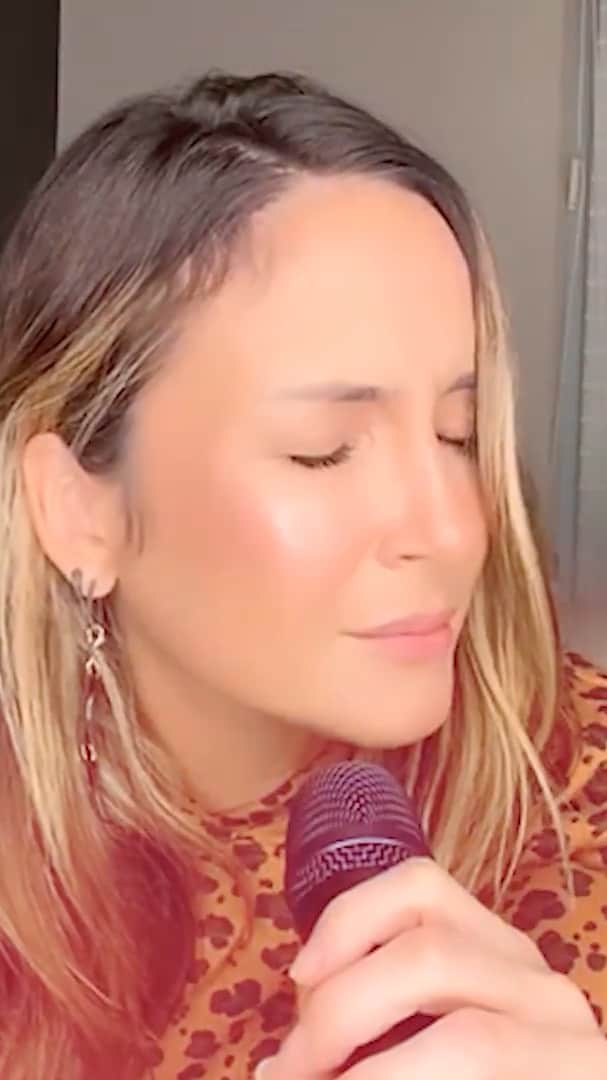 Claudia Leitteのインスタグラム：「Dia 10 de julho tem LIVE de aniversário do meu próprio ser no YouTube, e vai ter muita música!!! Pra entrar no clima, eu e minha banda preparamos um musical com uma mensagem especial. Confiram “Peace”, de @jimmycliff 🕊♥️ #QuarentandoNaQuarentena #ClaudiaLeitteLive40」