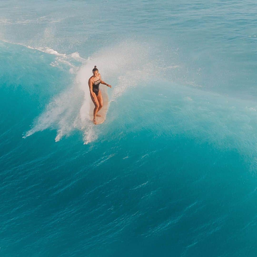 ケリア・モニーツさんのインスタグラム写真 - (ケリア・モニーツInstagram)「Waikiki slide 🍦 @adventures_ofjess @roxy」6月29日 6時13分 - keliamoniz