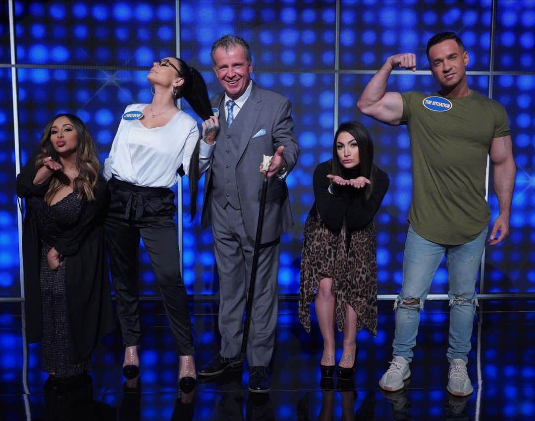 ディーナ・ニコール・コルテーゼのインスタグラム：「Family feud TONIGHT at 8pm on abc @familyfeudabc」