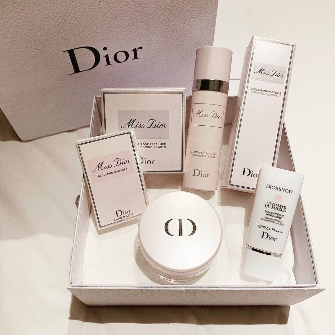 麻生果恩のインスタグラム：「#dior#missdior#ディオール . . お母さんありがとう😢」