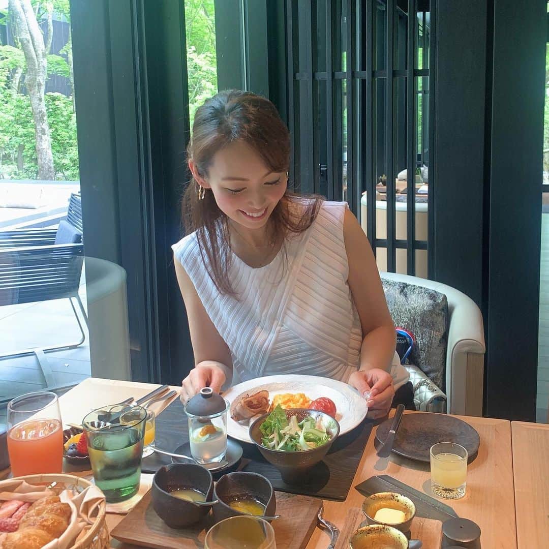 のインスタグラム：「#breakfast 🍴﻿ ﻿ 早起きして、お散歩&SPAでスッキリした後の朝食は格別😋﻿ ﻿ メニューにない食事も子供たちの好きなのを聞いてオリジナルで用意して頂けたり、Mにはフルーツなんかも細かく刻んで食べやすく出して下さったり🙏✨ ﻿ ﻿ 温泉大好きなSはママと入って、パパとも入って1番堪能してる♨︎笑 ﻿ #ks_20✨ #ks_kyoto✨ #京都　#アマン　#アマン京都　#aman #amankyoto #京都旅行　#京都観光　#京都グルメ　#京都モーニング」