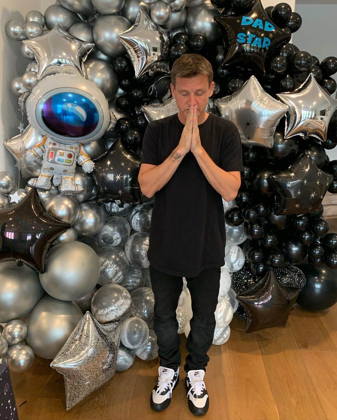 ロブ・ディアデックのインスタグラム：「🙏🏼So much to be thankful for on this birthday🙏🏼 Never been more focused, ambitious and balanced... True happiness and inner peace... living in the present with crystal clear long term goals. None of which would be possible without my amazing wife @bryianadyrdek and family. Balloons and outfits locked in.」