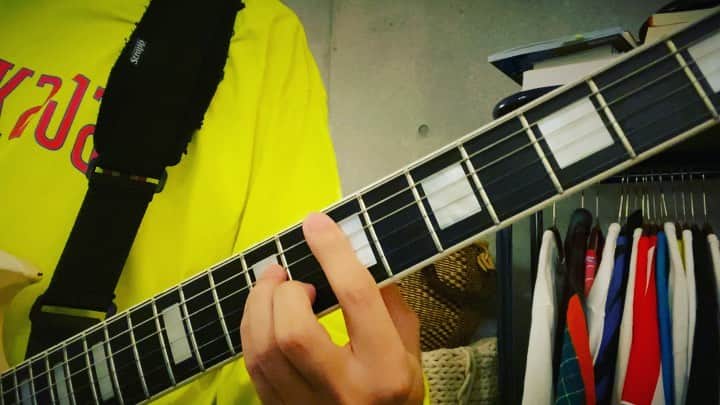 小野武正のインスタグラム：「わしにちは、わしにちわしにち、わしにちは！(引用:原西ギャグ大全)﻿ ﻿ 今日はAlaska Jam2枚目のミニアルバム2014年リリースの『MELLA MELLA HERO!!』より少年と樹のサビのギターをお届けしてまいります！﻿ ﻿ サビが8ビートからのスカへと移行する二段構成になっているのがポイントですね、﻿ どうやらサビをスカにするというのはわしの一生の課題みたいですねえ﻿ 平歌スカでサビはロックになるいわゆるスカコアとは逆バージョンで如何様にしてサビをスカにして盛り上げるか、大体スカバンド以外のスカ要素っていうのはサビの引き立て要因として今迄虐げられてきてるんですよ、(わし偏見)、なので先日アップしたスーパースパイシーもそうですがサビをスカにして盛り上げていきたい気持ちの現れが2014年頃からあるわけですねえ、﻿ とはいえわしもKEYTALKでいうところの夕映えにしろzeroにしろカラクリにしろ平歌スカでその後サビは普通に盛り上げるパターン自体は大好きなので悪しからず👶﻿ ﻿ #alaskajam﻿ #わしつなぎ﻿ #スカした人と繋がりたい」