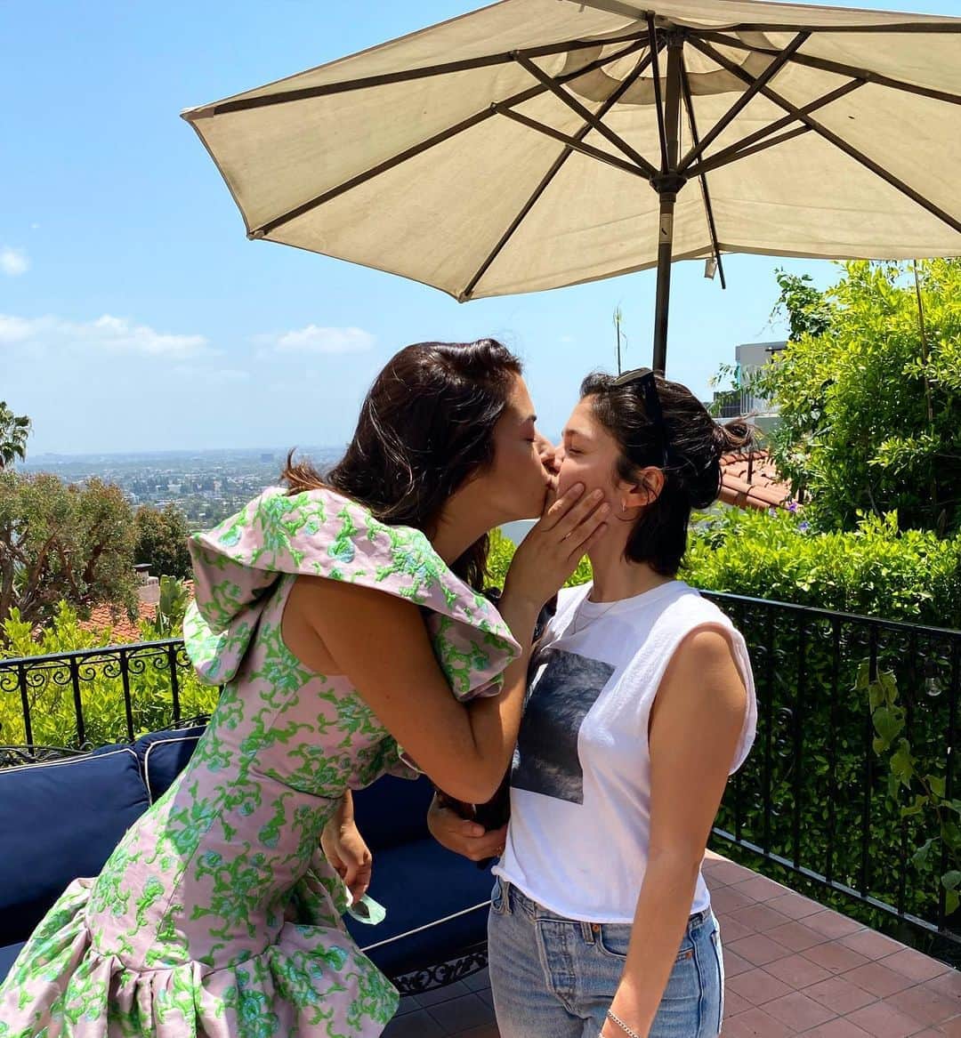 ロレンザ・イゾのインスタグラム：「Happy Pride 🌈 Love is Love is Love 💕 #orgullo」
