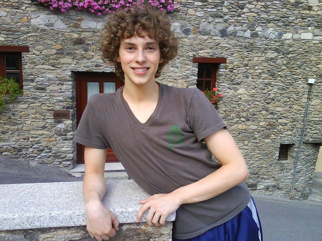 のインスタグラム：「Happy #pride to everyone!  In this picture I am 18 years old. I was still too scared to come out of the closet and, from the looks of it, too scared to cut my hair. ALSO THIS POSE?! A lot to digest in one photo. This look wouldn’t have been possible without this T-shirt I remember getting (AND LOVING) at Armani exchange for $10 and wore everyday. ❤️🧡💛💚💙💜🖤🤎」