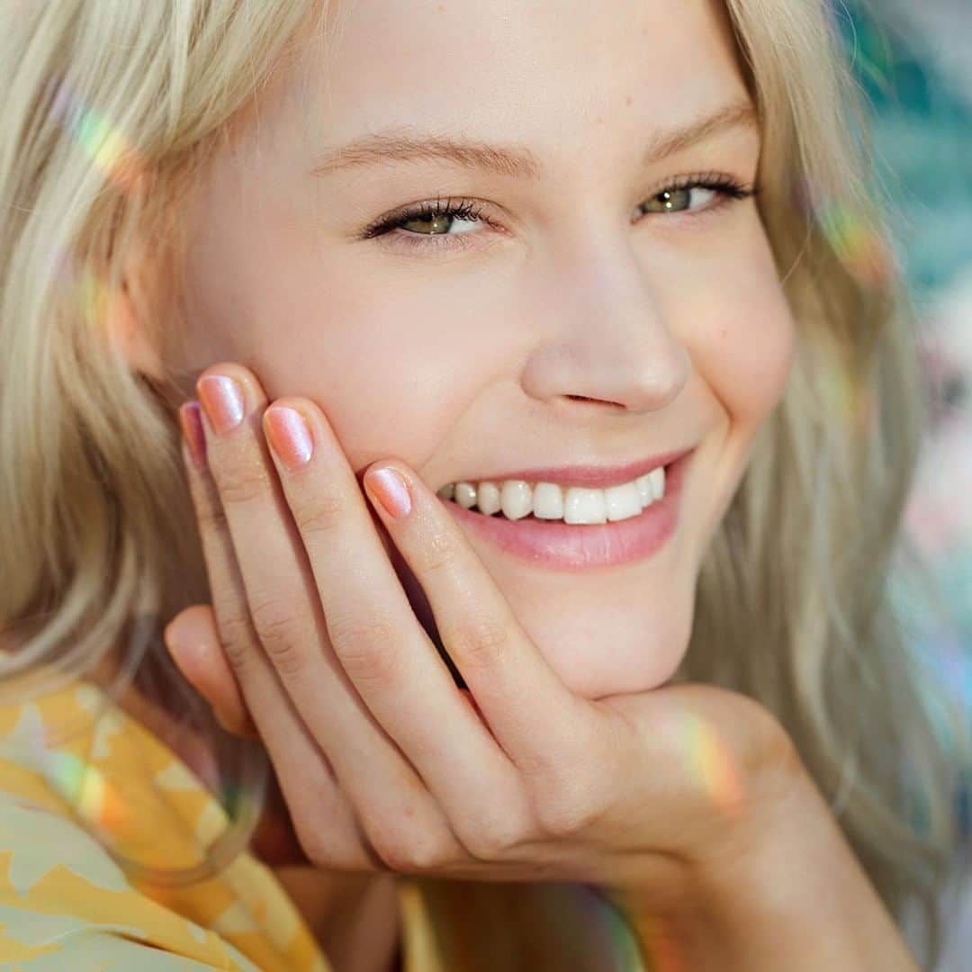 OPIさんのインスタグラム写真 - (OPIInstagram)「Radiance is key with #OPIHiddenPrism, and we don't know anyone more radiant than @Kristin_hoppe.✨Flaunting #CoralChroma, Kristin helped us bring the collection to life with her effortless summer style and grace.」6月29日 7時00分 - opi
