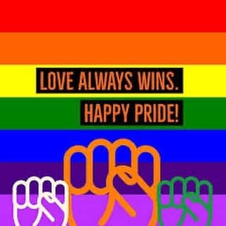メアリー・マコーマックのインスタグラム：「Happy #pride month.」