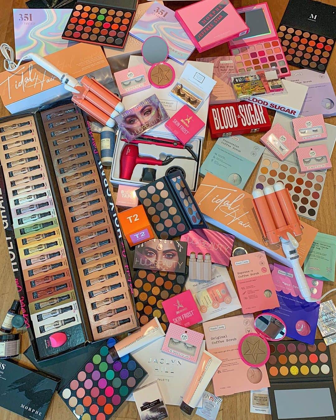 Shannonのインスタグラム：「GIVEAWAY! 🥰 I have a special prize pack to give away to one of my lovely followers. To enter, just be following @tidalhair and @shaaanxo and tag the friends you would like to share this prize with! 🦋  1 comment = 1 entry Share to story/feed = 5 entries Giveaway ends in 14 days – we will check both accounts are being followed, Good luck! 💕 #spon (CLOSED - winner is @amyleewhite1)」