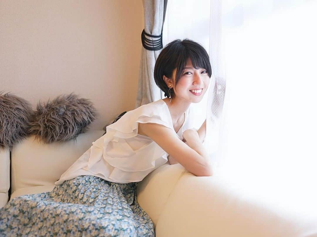 のインスタグラム：「* ･ おはようございます。🌿 ･ 今日は祖母の米寿のお誕生日。 茶道・華道の先生をしていた祖母は いつ見ても素敵で、料理も上手で、 幼い頃からたくさんのことを 祖母から教わりました。 女性として憧れの存在です。 おばあちゃんお誕生日おめでとう💐 ･ #太田英里 #Bright #三重PR大使 #ミス桑名 #ナチュラルフードコーディネーター #健康食コーディネーター #釣りガール #女優 #モデル #model #actress #talent #shorthair #ショートヘア #丸顔 #l4l #like4like #followme #instagood #morning #portrait #写真好きな人と繋がりたい」