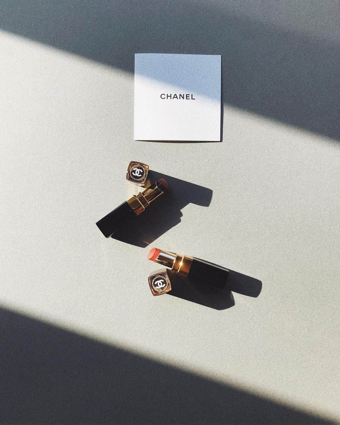 のインスタグラム：「. CHANELのMシリーズ  MOMENT & MOVE (フランス語やとモマンやねんな。  きっと カメラは Leicaが似合う。  #chanel #lipstick #cosmetics #makeup #rougecocoflash」
