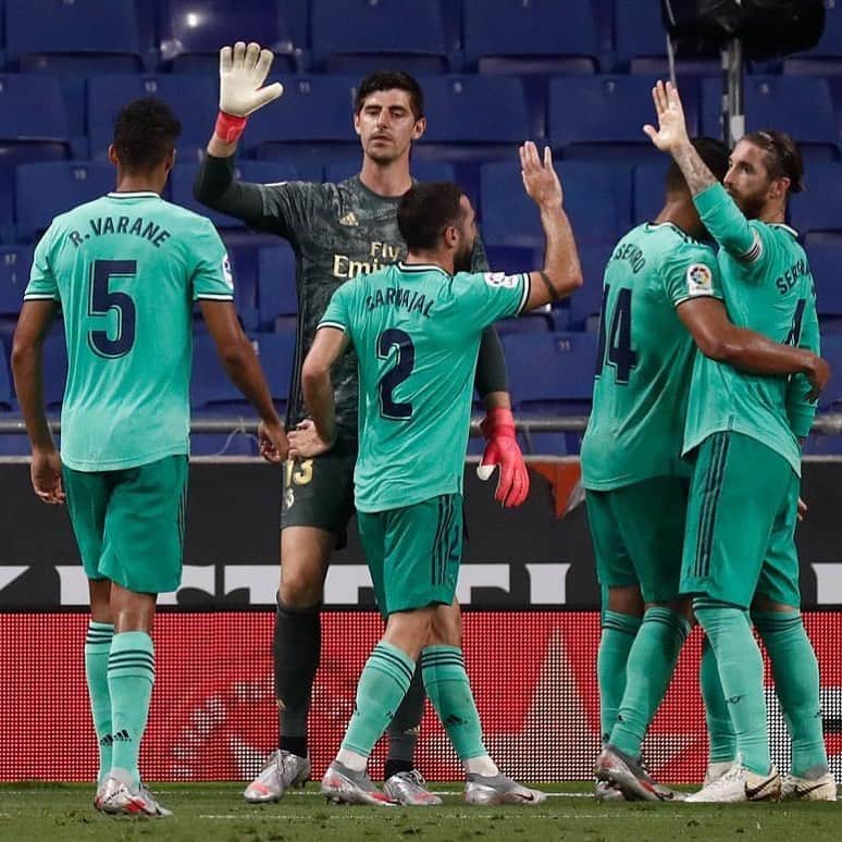 ティボ・クルトゥワのインスタグラム：「Gran victoria! Otro enorme esfuerzo del equipo y 3 puntos fundamentales en la lucha por la Liga. Hay que seguir! #HalaMadrid」