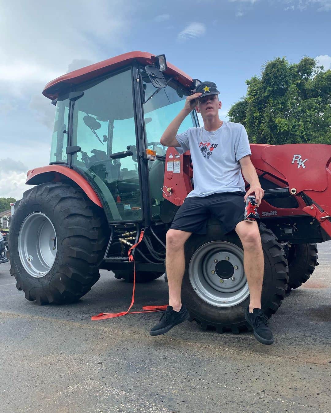 ジェイク・イラーディのインスタグラム：「You know you’re in FL when there’s a tractor at the spot 🚜 • • • @rockstarenergy  #rockstarenergydrink」