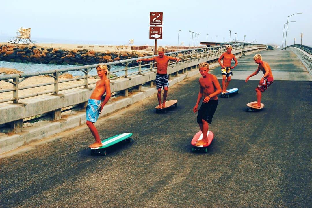 カリフォルニアスタイルさんのインスタグラム写真 - (カリフォルニアスタイルInstagram)「波乗りの動きに似たアクションを目指して開発された、ロングサイズのハムボード。 ファミリービジネスで始まったブランドは、5人兄弟のブロンドボーイズが広告塔。 まるで映画みたいだね‼️ From California Style #2 @hamboards #californiastyle #california #socal #oc #orangecounty #skateboard #surf #surfer #waves #ocean #huntingtonbeach #skatergirl #skateboy #skate #goodvibes #sunny #カリフォルニアスタイル #カリフォルニア #カリフォルニア工務店 #カリフォルニア生活 #ライフスタイル不動産 #スケートボード #サーフィン #サーフィン女子 #サーファー #横乗り #ボード #アメリカ生活 #コーストライン」6月29日 7時42分 - cal__style