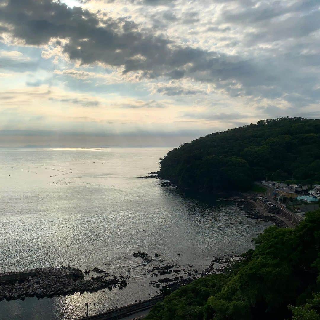 のインスタグラム：「晴れたのでそそくさと朝の半島へ。 今日は歩いたり走ったり考えごとをしつつ一周。 とりあえず家に帰りましょうかね。 皆さまも素敵な1日をお過ごしください(｀_´)ゞ」