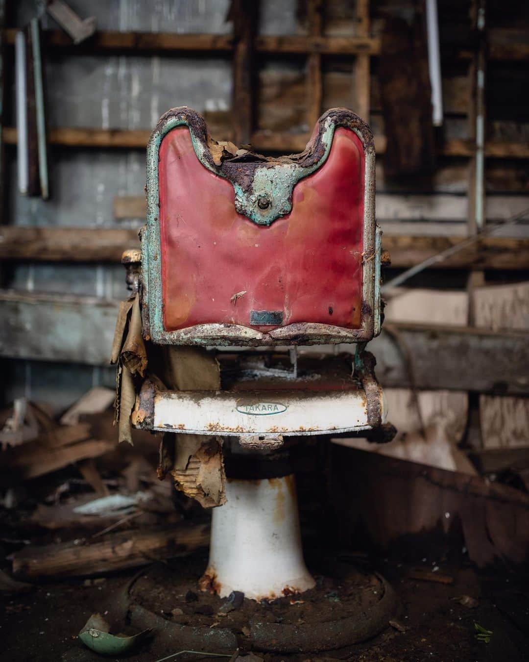 のインスタグラム：「Throne 𓆲 𓆲 𓆲 #abandonedafterdark #urbex_supreme #desertedplaces #abandon_seekers_ #urbex_regards #welcometwoneverland #kings_abandoned #abandonedcentral #the_urbex_institute #renegade_abandoned #rsa_preciousjunk #glitz_n_grime #gotrespassing #savethedecay #bandorebelz #abandoned_addiction #abandoned #urbex #global_urbex #urbex_utopia #abandonig #allabandoned #urbex_kings #sombrexplore #grime_lords #urbxtreme #all_is_abandoned #discarded_butnot_forgotten #廃墟 #made_in_decay」