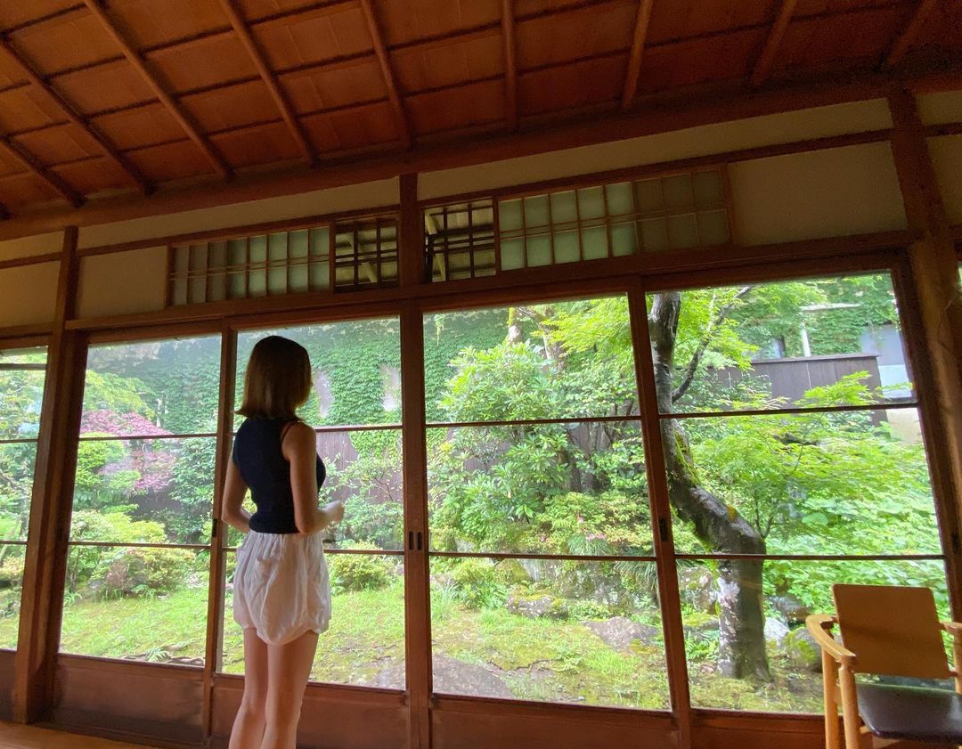 長谷川朋美さんのインスタグラム写真 - (長谷川朋美Instagram)「昨日は#新緑 の#箱根 へ。　 箱根は雨が本当に似合う。 ・ 葉山にいて、1日雨予報だと、 箱根いっちゃう⁈ってなる😂 ・ 葉山と箱根は1時間で、海岸線ドライブ してたらあっという間に着きます✨ ・ 3月に#地鎮祭 をしたあと、 すぐにコロナの影響で自粛、 そしてお家の工事もストップしていましたが ようやく再開。 ・ 前回行ってかなり気に入った箱根のお家から近所のお蕎麦屋さん#貴賓館 で#自然薯 の#蕎麦 を食べて、お家（をこれから建てる土地）を見に行ってきました。 ・ この土地を最初に見つけた時と 同じワクワク感とインスピレーション❤️ ・ 箱根での生活が凄く楽しみ✨ ・ みんなが喜ぶあんなことこんなこと 色々計画してるのでお楽しみに😎 ・ 葉山に帰る前にはお約束の 立ち寄り温泉に行きました♨️ ・ あぁ、温泉最高🥰 ・ #retreat #hakone #daytrip #onsen #温泉 #hotsprings #soba #もみじ #あじさい」6月29日 7時50分 - hasegawa.elena.tomomi
