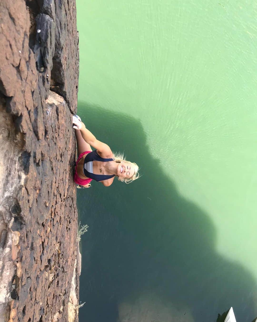 シエラ・ブレア・コイルさんのインスタグラム写真 - (シエラ・ブレア・コイルInstagram)「Deep Water Sunday 💙😎 @mammut_swiss1862 #localadventurechallenge ⁣ ⁣ ⁣ ⁣ ⁣ #psicobloc #climbing_pictures_of_instagram #climbingpicturesofinstagram #mammut #bouldering #climbing #rockclimbing #training #kletter #klattern #klettering  #climbingismypassion #train #climbinggirls #climbing_lovers #escalade #womenwhoclimb #sierrabc #sierrablaircoyle #sbc」6月29日 7時50分 - sierrablaircoyl