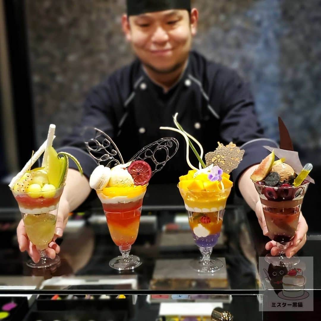 のインスタグラム：「パパパパパフェ♪ 【LOUANGE TOKYO ルワンジュ東京】 🍈パルフェ メロン(写真左端) 🍊パルフェ ゴルゴンゾーラ オレンジ(写真左から2番目) 🥭パルフェ マンゴー(写真右から2番目) 🍫パルフェ アラ トリュフ オ ショコラ(写真右端)  ビジュアル美しく素材にもこだわったケーキやスイーツが人気のルワンジュ東京 その人気のお店からシェフ渾身のテイクアウトパフェが登場！  静岡産マスクメロン「翠玉の恵」を使用した『🍈パルフェメロン』と宮崎県産完熟マンゴー「熟赤の雫」を使用した『🥭パルフェマンゴー』は、人気飲食店予約サイトの「OMAKASE」からの予約限定  スペイン産黒トリュフを使ったショコラアイスとアメリカンチェリー、フレッシュイチヂクに、トリュフオイルで仕上げる贅沢な『🍫パルフェ アラ トリュフ オ ショコラ』と、ゴルゴンゾーラアイス、オレンジ、ゴルゴンゾーラマカロンの新しい組み合わせの『🍊パルフェ ゴルゴンゾーラ オレンジ』は、土日限定各1日10台限り  LOUANGE TOKYOの新しいテイクアウトパフェは必食にゃー😸. . 🚶東京都港区六本木 7-17-14 . . . #黒猫食べ過ぎ #LOUANGETOKYO #ルワンジュ東京 @louange_tokyo」