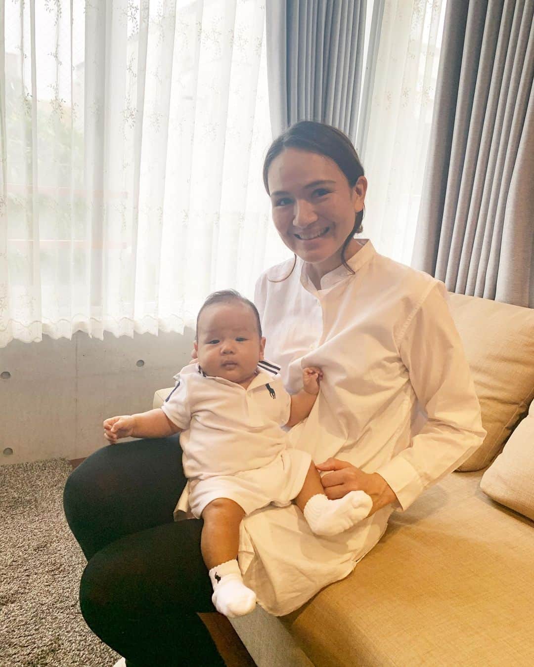 のインスタグラム：「3month👶✨ 笑顔がさらに増えてアーウー以外にもお喋りが増えてきた❤️うつ伏せが大好きだけど寝返りはまだできないので泣きながら挑戦してる息子🤣私に似てる日もあれば旦那さんに似てる日もあるし、妹に似てる時もあって毎日表情が変わる👶ベビーって成長が早いなぁ👶今日は2回目の予防接種💉がんばれー！#3ヶ月baby #3ヶ月ベビー #3monthsbaby #白コーデ」