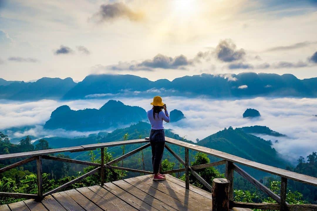 タイ国政府観光庁さんのインスタグラム写真 - (タイ国政府観光庁Instagram)「・﻿ ／﻿ チュンポーンの﻿ ドイ・タパン・ビューポイントから﻿ おはようございます☀️﻿ ＼﻿ ﻿ チュンポーン県の山、ドイ・タパンの山頂からは早朝に雲海が広がる景色を眺めることができます😮✨﻿ ﻿ 天候にもよりますが、雲海は一年を通して見ることができます⛅️﻿ ﻿ 雲海が朝日に照らされる光景は、幻想的ですね✨﻿ ﻿ 今週も体調に気をつけながら、1週間がんばりましょう😊﻿ ﻿ #今週も頑張ろう #チュンポーン #ドイタパン #ドイタパンビューポイント #雲海 #絶景 #ファインダー越しの私の世界 #写真好きな人と繋がりたい #ダレカニミセタイソラ#山が好き #山好きな人と繋がりたい #山ガール #タビジョ #こんなタイ知らなかった #タイを知りつくす #旅好きな人と繋がりたい #旅行好きな人と繋がりたい #海外旅行  #thailand #Chumphon #DoiTapang #DoiTapangViewpoint #thairesort #seaofclouds ﻿ #amazingthailand #thailandtravel #thailandtrip #thai #thaistagram #lovethailand」6月29日 7時59分 - amazingthailandjp