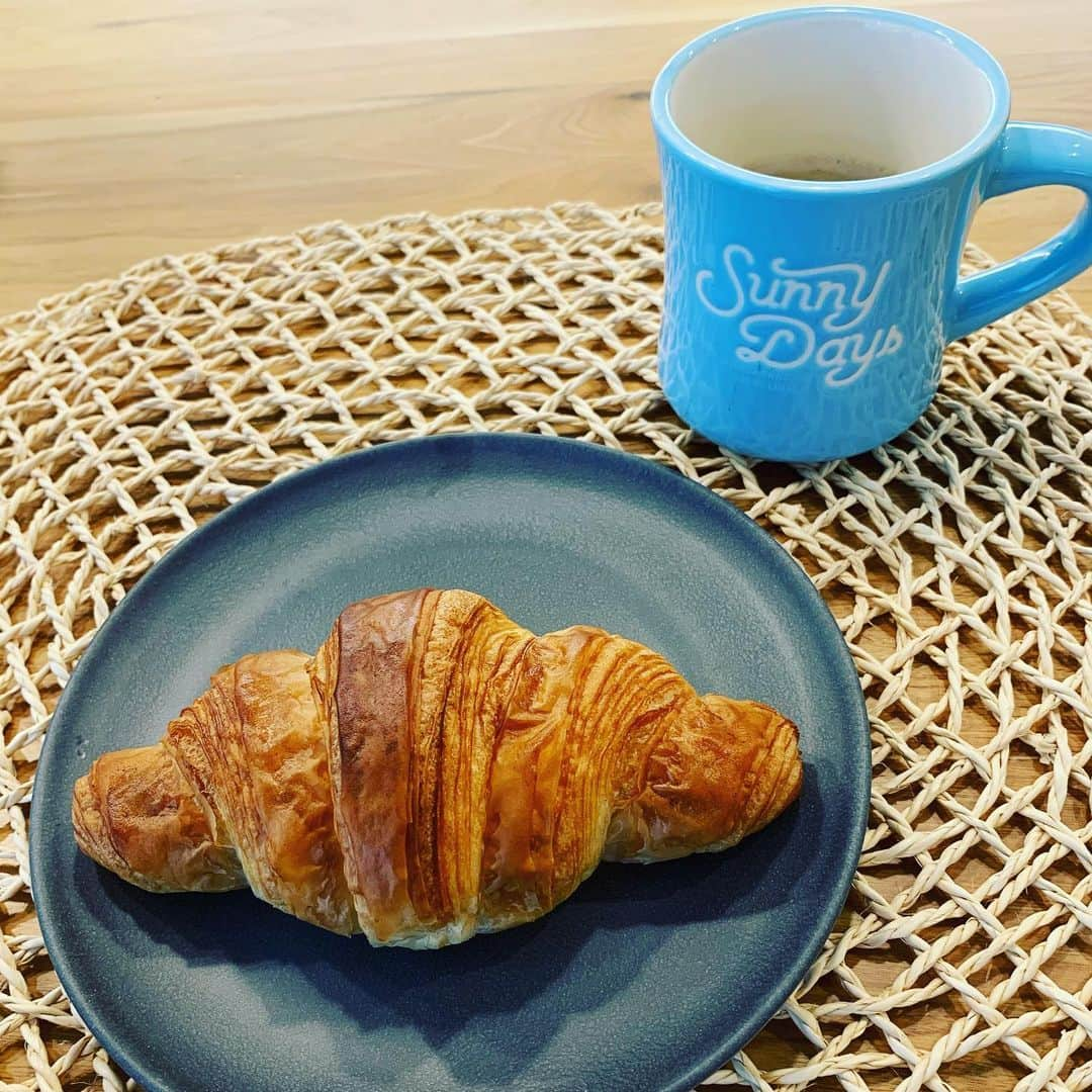 小林悠さんのインスタグラム写真 - (小林悠Instagram)「OFFの日の朝ご飯🥐  OFFの日の朝ご飯はパンの日が多いです。  練習がある日はなんとなくご飯のほうがパワーが出る気がして、いつもは和食ですが、パンも大好きなのでOFFの日は前日にパン屋さんに行ってOFFの日に食べるのが僕の密かな楽しみです☺️ その中でも1番好きなパンがクロワッサン🥐  これとコーヒー☕️があればもう満足です👌  もちろんフルーツやヨーグルト、タンパク質の入った副菜も奥さんがしっかりと出してくれます😌  皆さんの1番好きなパンは何ですか？🍞 また、おすすめのパン屋さんがあったら教えてください😊」6月29日 8時03分 - kobayashiyu11