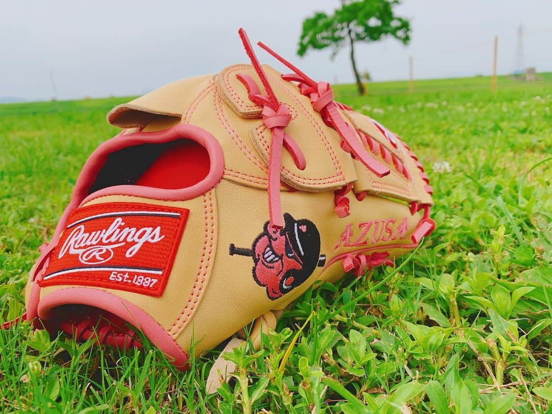 上杉あずさのインスタグラム：「. #ニュークラブ #newgloves #⚾️ @rawlings_japan_llc @rawlingssg . 絶賛愛用中のローリングスで #オーダーグラブ ❤️念願のピッチャー用です！流行りのキャメルにチームカラーのピンクを入れてもらいました🐷かつチームキャラクターのパリーポーク(適当w名前はまだない)をオリジナル刺繍してもらいました🎀職人の技、スゴすぎる👏🏻期待以上すぎる素敵な可愛い仕上がりに大感激です✨本当にありがとうございます！！グローブに見合うピッチャー目指して頑張ります💪🏼⚾️ . #rawlings #japan #glove #new #style #camel #pink #original #porks #fukuoka #hardbankporks #teamlogo #pig #pitcher #baseball」