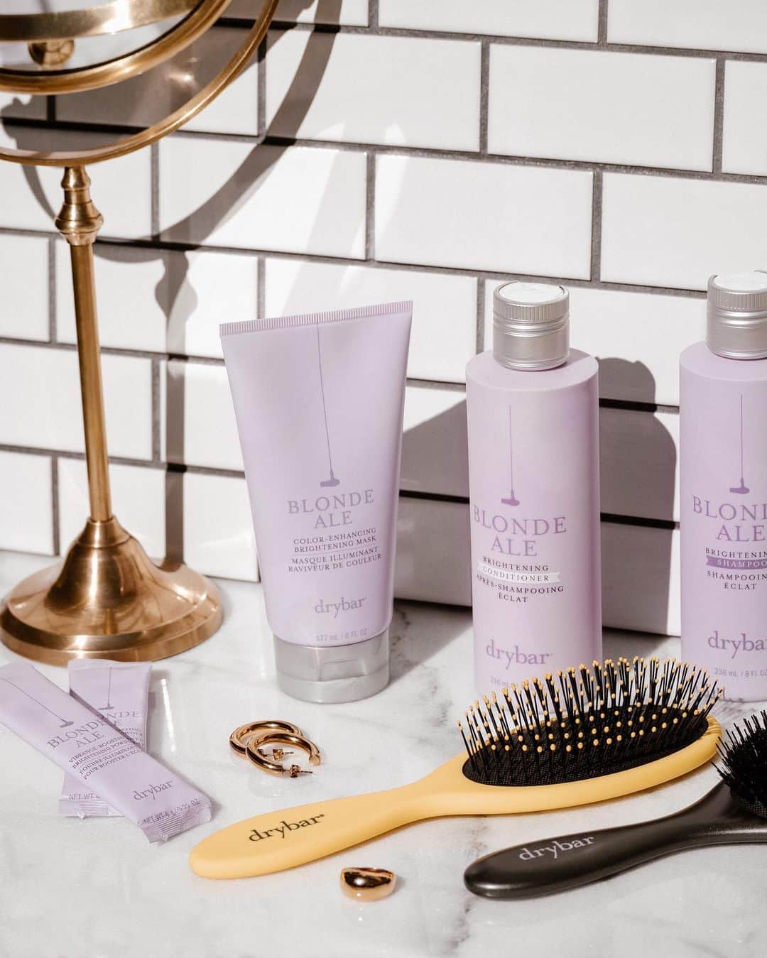 セフォラさんのインスタグラム写真 - (セフォラInstagram)「📷 credit: @thedrybar Summer plans? Keeping our locks baby soft and bright! 💜 ✨  Here’s our summer color care regimen: Cleanse with Blonde Ale Brightening Shampoo and Conditioner 1-2 times a week. Hydrate dry, thirsty strands and neutralize brassiness with Blonde Ale Color-Enhancing Brightening Mask once a week. Remove hard water deposit and boost vibrancy with Blonde Ale Vibrance-Boosting Brightening Powder twice a month.  Find these color care staples at Sephora.」6月29日 8時09分 - sephora