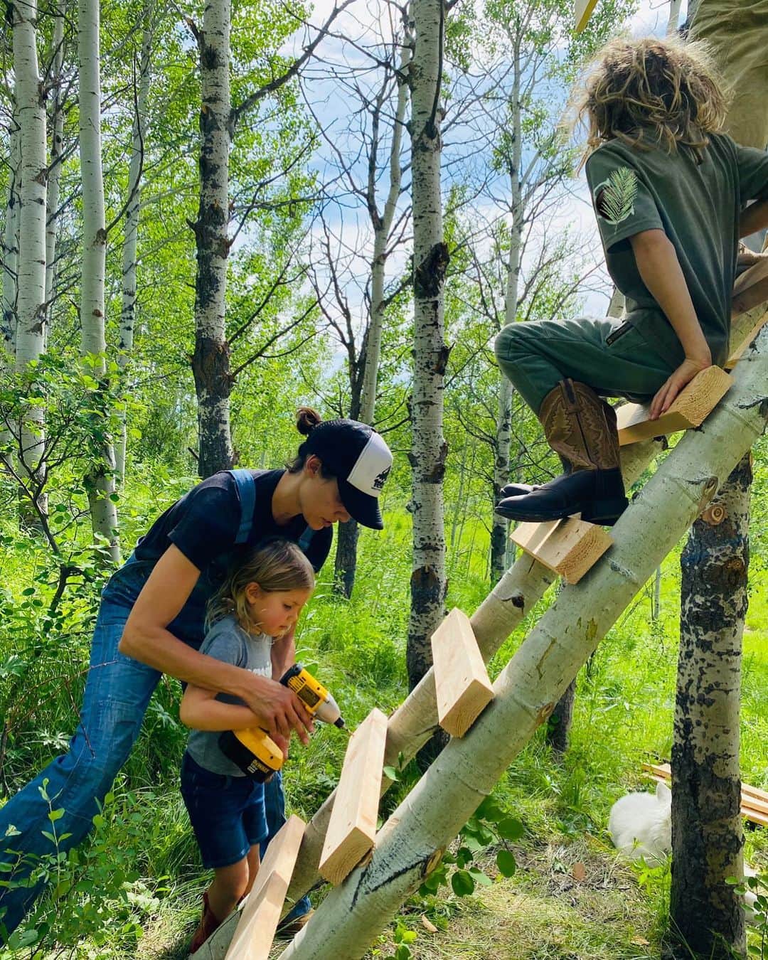 ダニエラ・ルーアのインスタグラム：「Sometimes mama get to play too.. . Ás vezes a mamã também brinca... . #treehouse #ladder #kids #familytime #grateful #quarantine #wilderness #woods #cowboyboots」