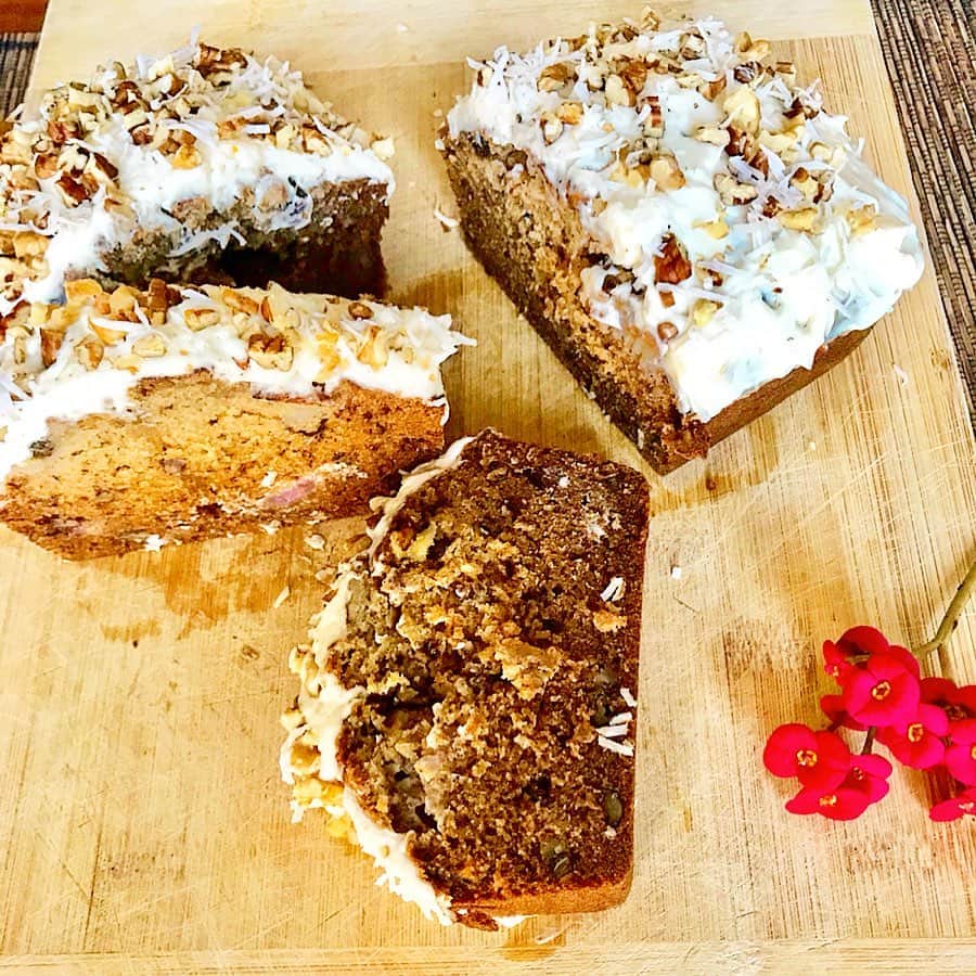シャーニ・ヴィンソンのインスタグラム：「Home baked #bananabread with #coconut #icing 🍌🍞 🥥」