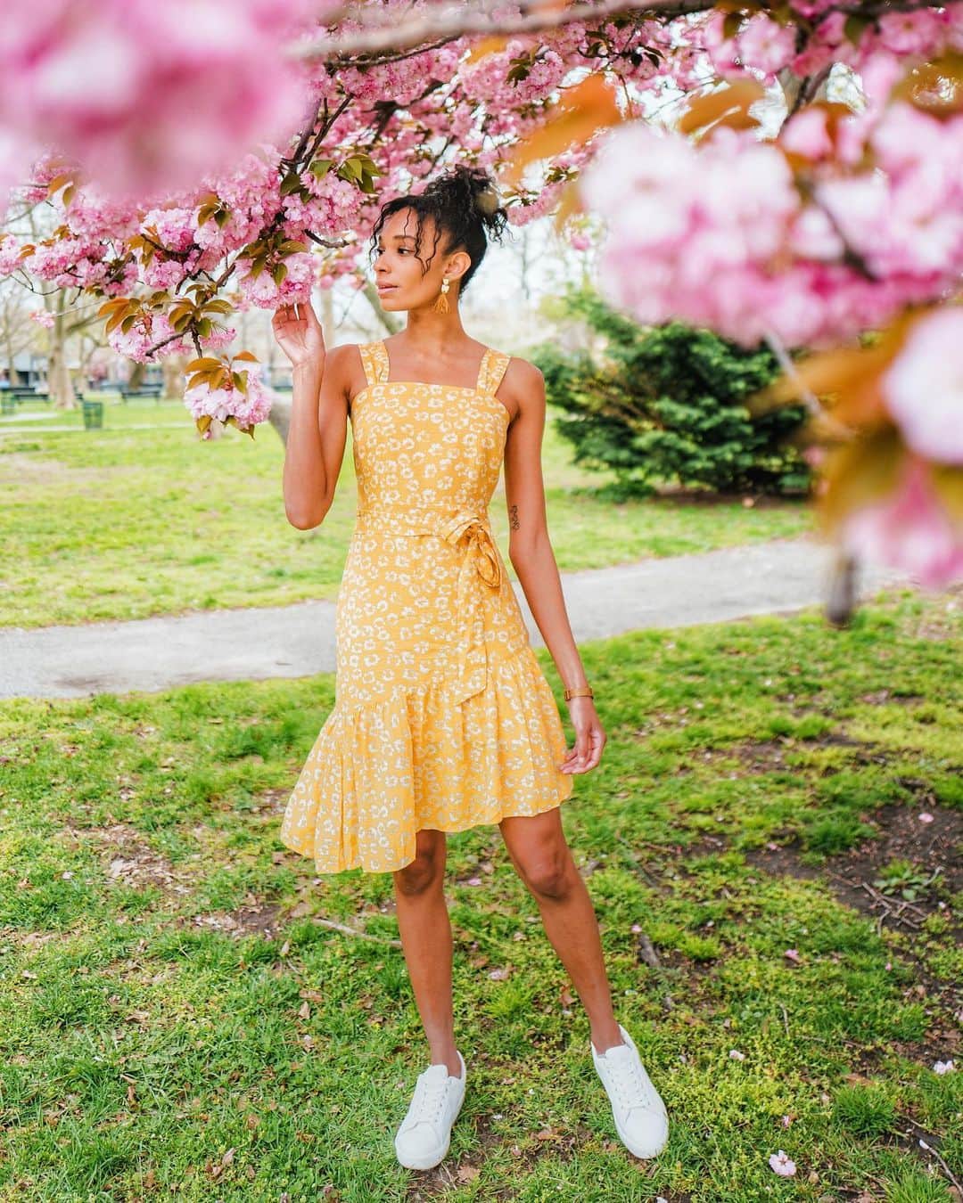 サムエデルマンのインスタグラム：「Sunday’s are better in the #Ethyl sneaker #SundaysWithSam #SamEdelman」