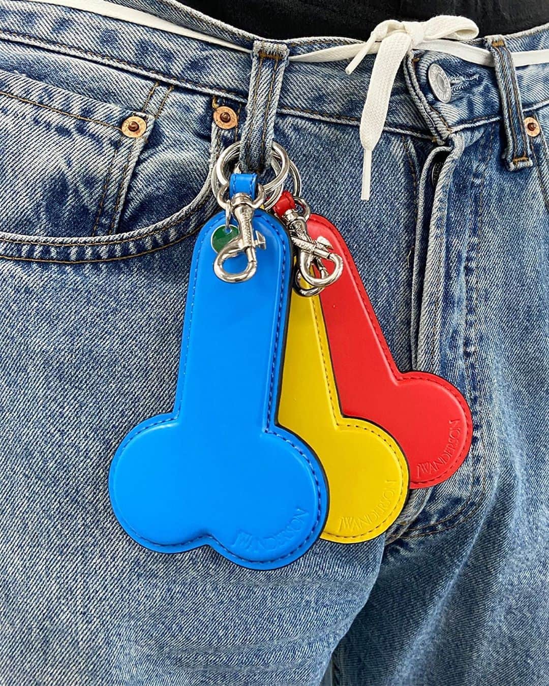 JWアンダーソンさんのインスタグラム写真 - (JWアンダーソンInstagram)「We are proud to support @ukblackpride and @aktcharity this month. We're donating 20% of the sales of our signature Penis Keyring in 3 new pop colours to these two amazing organisations. #JWAnderson #Pride」6月15日 1時05分 - jw_anderson