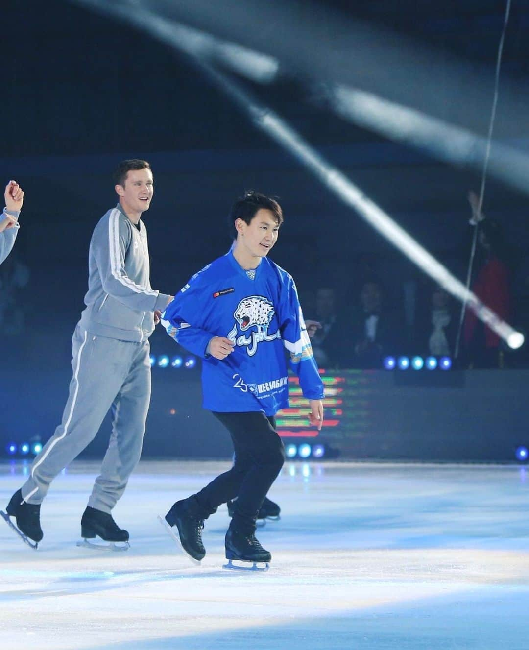 デニス・テンのインスタグラム：「«I want to remember and celebrate Denis on what would have been his 27th birthday. Two years ago I actually spent my birthday flying to Kazakhstan for “Denis Ten and friends”. When we arrived Denis had arranged a cake at dinner to celebrate my birthday. I truly didn’t expect anything I was just so happy to be in Kazakhstan spending time with such good friends. This isn’t an exciting story, but I wanted to share this because Denis was such a caring person with an incredible attention to detail. He showed this care and this detail in everything he did. He always went further than he needed to for himself and those around him, and he always did it with such an open heart. Happy birthday Denis! You are dearly loved and missed always.» ⠀ @idreamofjeremy」