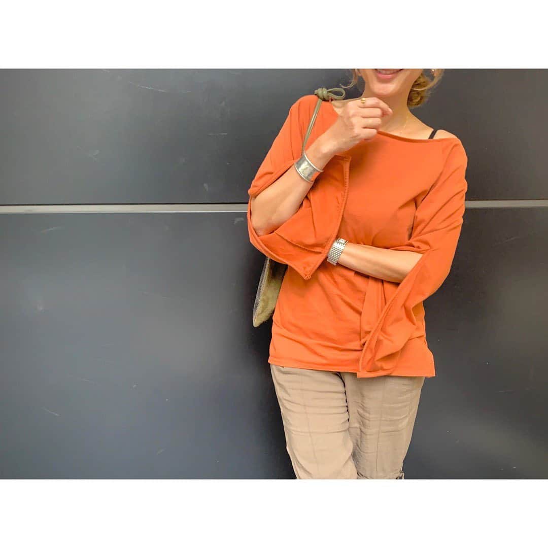 土井地恵理子さんのインスタグラム写真 - (土井地恵理子Instagram)「・ カリスマバイヤーが 似合うと言ってくれたので 買いました。笑 @yoshiminagao × @cityshop.tokyo のカットソー✨ ・ 長袖のようで がっつりスリットだから 半袖みたいな。 日焼け防止にもいいね😎 首回りのラインも綺麗で。 ・ オレンジがまた良い色🍊 ・ thanx❤︎ ・ ・ #cityshop #yoshiminagao #orange #fashion」6月14日 23時47分 - ericodoiji